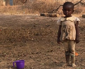 aider un enfant à Dano